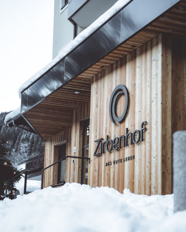 Heute präsentieren wir euch die Neugestaltung des Hotel Zirbenhof in Kleinarl. Ein Logo, das nicht nur den ewigen Kreislauf des Lebens darstellt, sondern auch die tiefe Philosophie der Familie Fritzenwallner einfängt. Ein Design, das die Natur ehrt und den ständigen Fluss des Wachsens und Werden symbolisiert. Unser Designkonzept, das sich in diesem Symbol der Transformation und Nachhaltigkeit widerspiegelt, findet sich in der Innenarchitektur wieder und schafft so eine vollständige und authentische Erfahrung für den Gast.

Bist auch du bereit, deine Hotelmarke neu zu denken? Dann lass uns gemeinsam Designkonzepte entwickeln, die nicht nur Geschichten erzählen, sondern auch tief berühren. #jointherebeluniverse

#change #rebellinsights #behindthebrand #simplicity #smashtheboringstuff #strivefortheextraordinary #rebellcreative #logo #logodesign #minimalism #beingrebelsisoursuperpower #storytelling #marketing #branding #digitalmarketing #onlinemarketing #marketingstrategy #designinspiration #creative #typografie #corporatedesign #dowhatyoulove #designmadeinaustria #designphilosophie #hotelzirbenhof #markenentwicklung @innenarchitekturstranger  @danielkogler